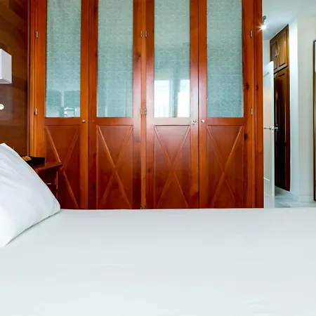 Amazing Rooftop, 70 M Terrace,pool,beach,parking 아파트