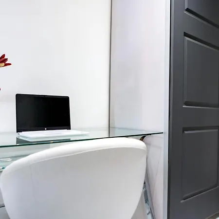 아파트 Amazing Rooftop, 70 M Terrace,pool,beach,parking