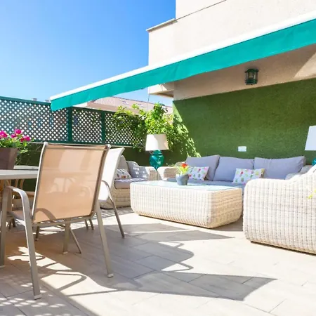 아파트 Amazing Rooftop, 70 M Terrace,pool,beach,parking 말라가