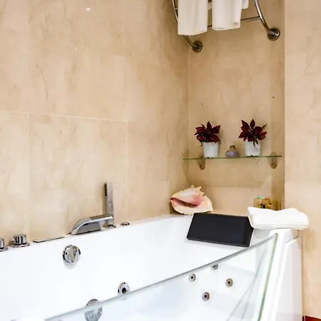 Amazing Rooftop, 70 M Terrace,pool,beach,parking 아파트