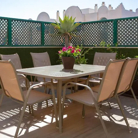 Amazing Rooftop, 70 M Terrace,pool,beach,parking 아파트